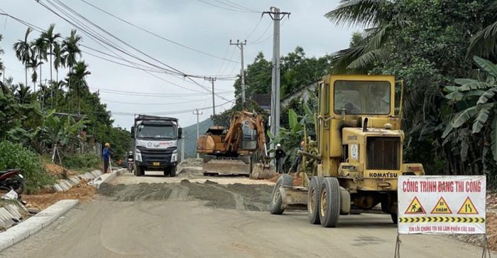 Các nhà thầu đang thi công hợp phần giao thông thuộc Dự án liên kết vùng miền Trung tỉnh Quảng Nam (cũ).