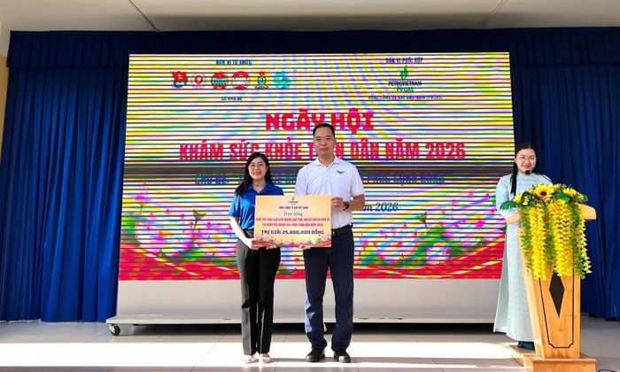 Đồng chí Lê Hoài Bắc – Phó Bí thư Đoàn Thanh niên PETROVIETNAM, Bí thư Đoàn Thanh niên PV GAS trao tặng tài trợ cho Đại diện Đoàn Thanh niên xã Nhà Bè