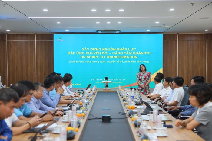 Bà Lê Thị Lam Trà - Phó Trưởng ban Quản trị Nguồn nhân lực PETROVIETNAM chia sẻ các thông tin liên quan đến công tác quản trị, xây dựng nguồn nhân lực trong Tập đoàn.