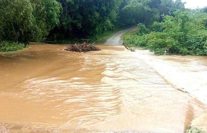Người dân được khuyến cáo cẩn trọng khi di chuyển qua các khu vực ngập, sạt lở