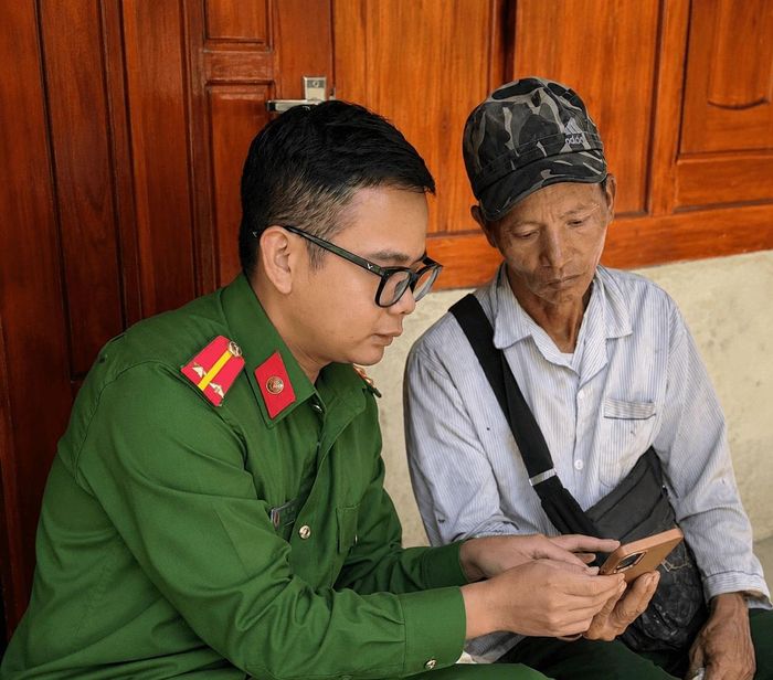 Công an xã xuống tận bản, cầm tay hướng dẫn người dân về công nghệ số.