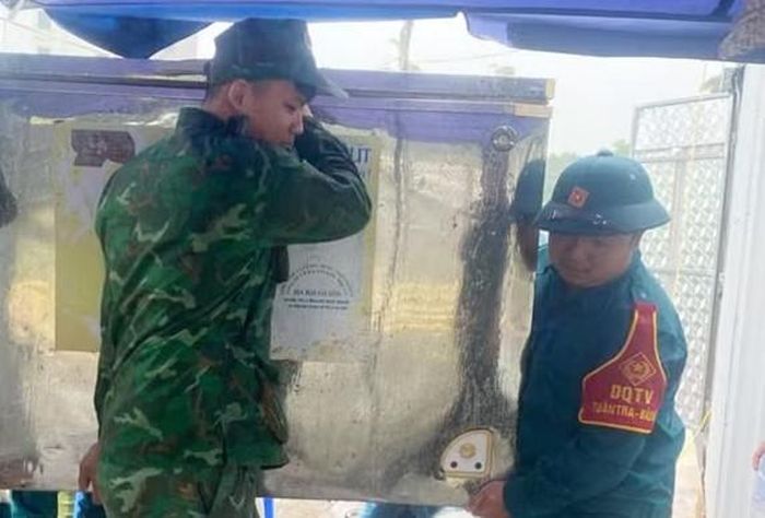 Lực lượng vũ trang phường Móng Cái 2 hỗ trợ nhân dân di chuyển đồ đạc đến nơi an toàn trước tình trạng nước sông Ka Long dâng cao.
