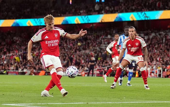 Qua giờ giải lao, Odegaard dứt điểm chân phải trong vòng cấm nâng tỷ số lên 3-0