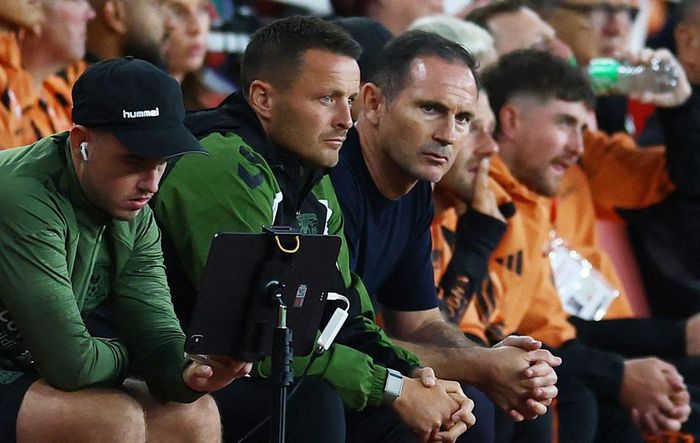 HLV Frank Lampard bất động trên ghế huấn luyện vì Coventry không thể phản kháng