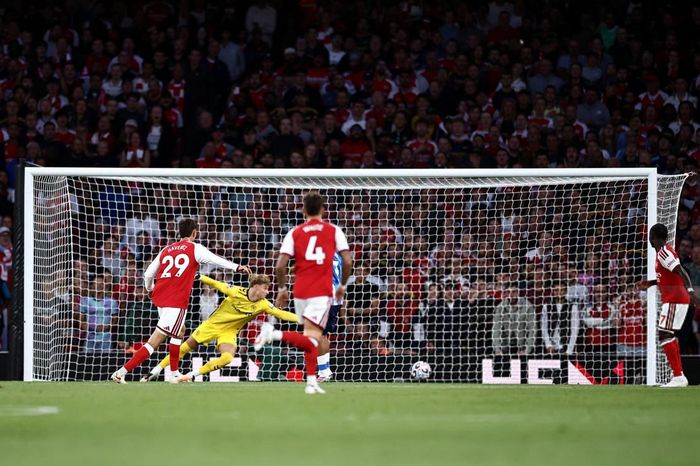 Phút 15, Calafiori kiến tạo thuận lợi để Havertz đá nối chân trái hiểm hóc mở tỷ số