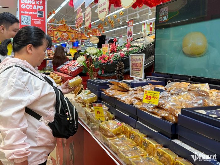 Giá bánh trung thu tăng so với cùng kỳ năm ngoái. Ảnh: Thu Hà