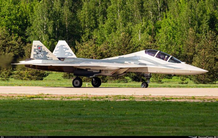 Tiêm kích Su-57D hai chỗ ngồi tại sân bay Moscow-Zhukovsky (Ramenskoye). Tác giả ảnh: tim09/militarnyi.com