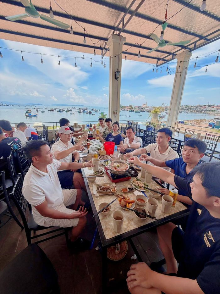 Các thành viên thưởng thức nhiều món ngon khi du lịch Nghi Sơn