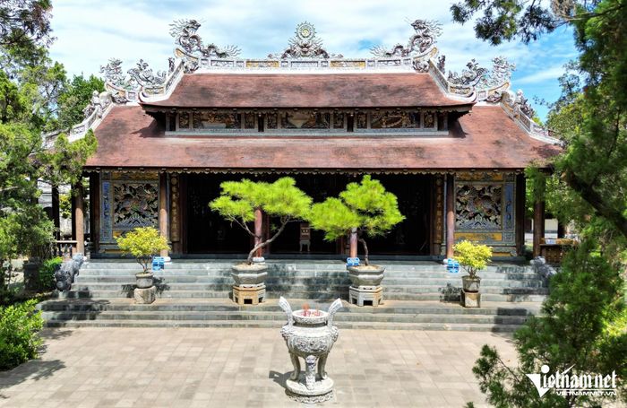 Chánh điện chùa nổi bật với bộ mái ngói cùng các họa tiết rồng, phượng, hoa lá và những chi tiết trang trí mang dấu ấn kiến trúc Huế.