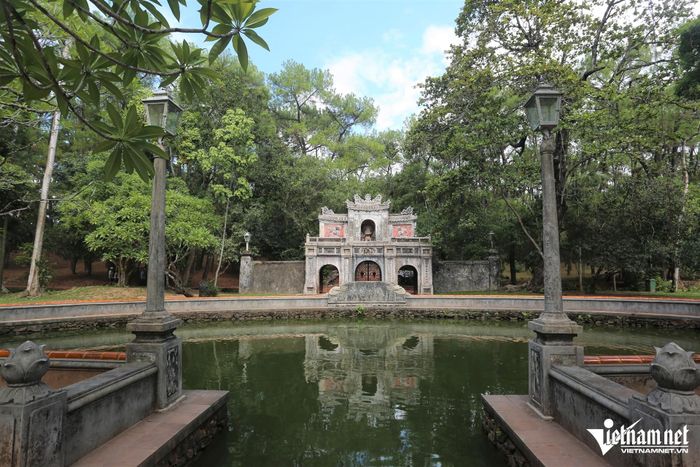 Cổng tam quan của chùa gồm ba lối vào, phía trước là hồ bán nguyệt, tạo nên một trong những góc kiến trúc đặc trưng của ngôi cổ tự.