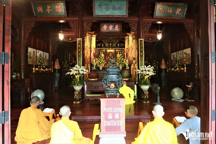 Bên trong chánh điện, nơi diễn ra các nghi lễ Phật giáo và đón tăng ni, Phật tử, du khách đến dâng hương, cầu nguyện vào các dịp lễ, ngày rằm.