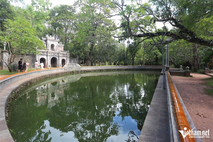 Phong cảnh “sơn thủy hữu tình”, thơ mộng như níu chân du khách, gợi mở những câu chuyện xưa ẩn sau vẻ cổ kính của ngôi cổ tự nổi tiếng đất Cố đô.