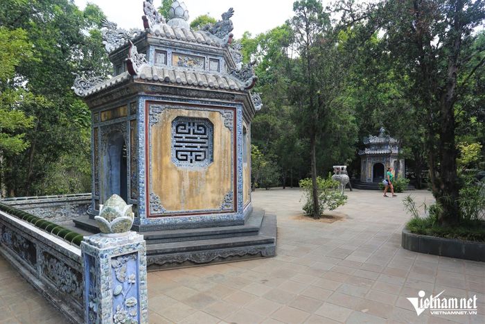 Khu vực sân trước chánh điện có hai nhà bia hình lục giác. Nội dung văn bia ghi lại lịch sử hình thành và công đức của những người góp sức xây dựng, mở rộng ngôi chùa.