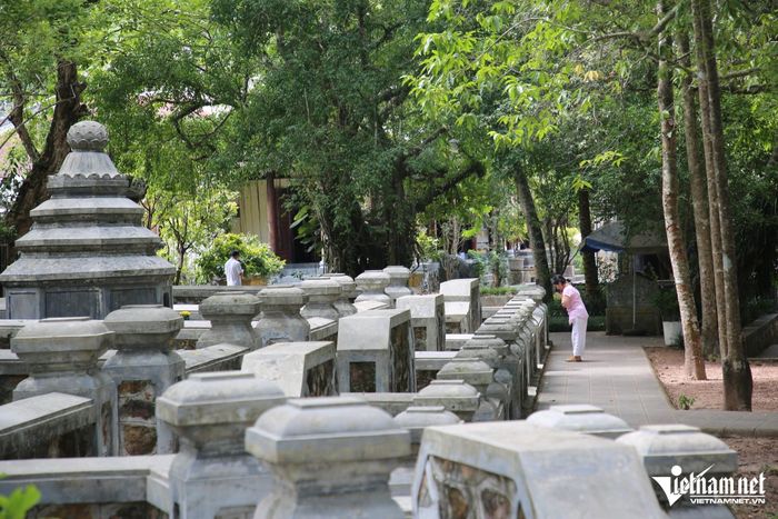 Bên trái chánh điện là khu mộ của các vị tỳ kheo.