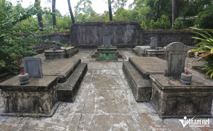 Khu mộ được chia thành 3 bậc theo vai trò, mức độ đóng góp của các thái giám. Đáng chú ý, một ngôi mộ sơn màu xanh là nơi an táng Nguyễn Hầu, quản vụ Cung giám viện triều Nguyễn, mất năm 1920.