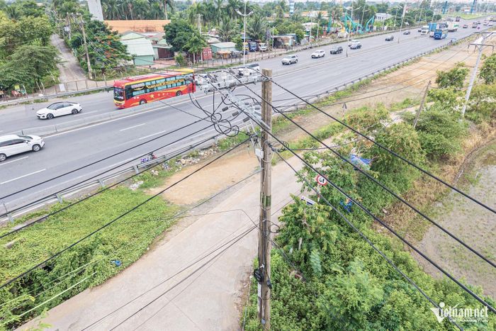 Hạ tầng lưới điện trong phạm vi dự án chưa thể di dời, ảnh hưởng tiến độ mở rộng cao tốc. Ảnh: TK