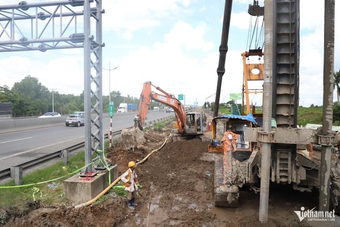 Nhà thầu thi công cầm chừng, nhiều máy móc phải nằm chờ trên công trường. Ảnh: TK