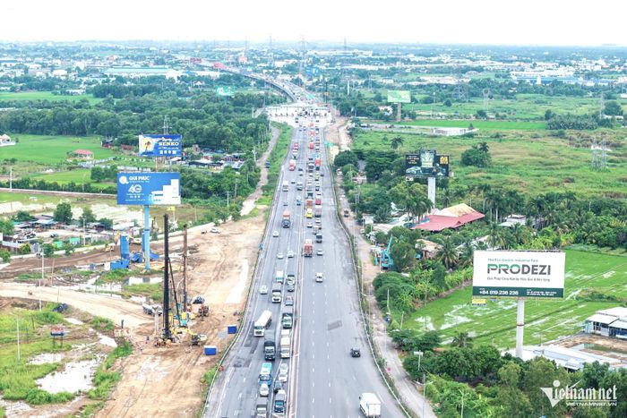 Dòng xe ùn ứ trên đường dẫn ra, vào cao tốc TPHCM - Trung Lương - Mỹ Thuận, đoạn qua nút giao Chợ Đệm, xã Tân Nhựt. Ảnh: TK.