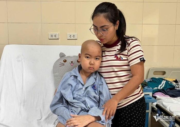 Từ ngày Đan bị bệnh, chị Hoàng Thị Thảo phải nghỉ việc đưa con đi điều trị 
