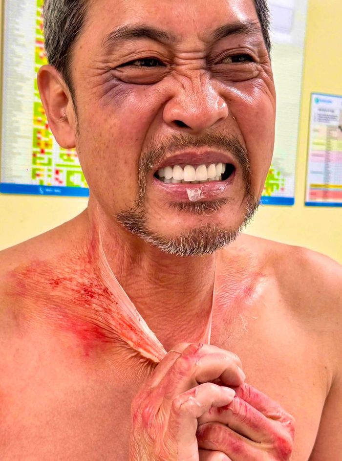 NSƯT Hồ Phong trong quá trình hoá trang.