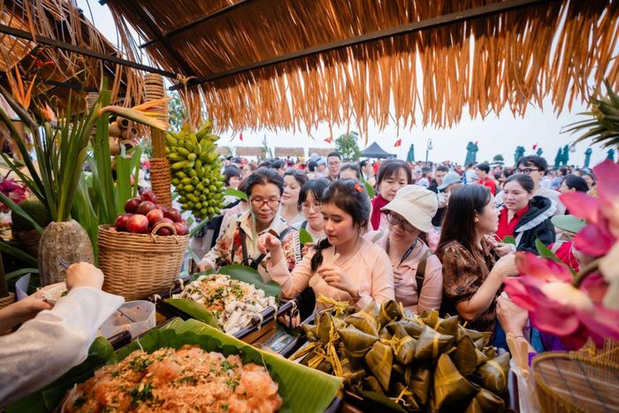 Thưởng thức các món ăn, đặc sản địa phương trên đỉnh núi Bà Đen.