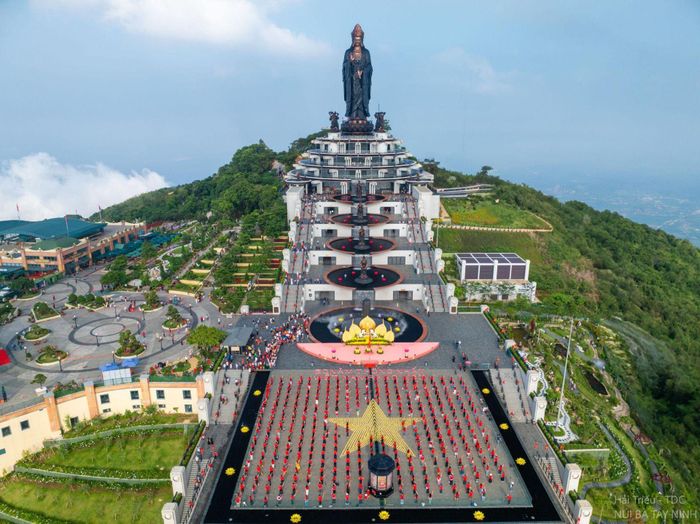 Lễ thượng cờ sáng 2/9 tại Quảng trường đỉnh núi.