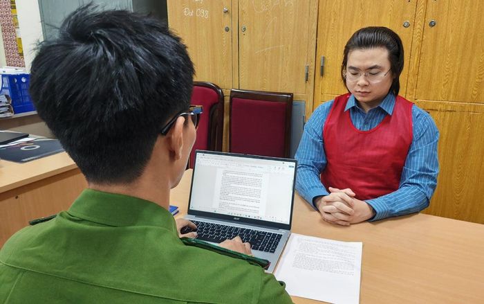 Phạm Tuấn tại cơ quan công an. Ảnh: CACC