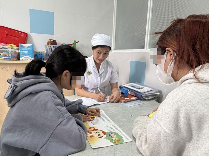 Bé M. trải qua hành trình dài trị liệu ngôn ngữ với sự hỗ trợ kiên trì của gia đình và chuyên gia. Ảnh: Thanh Huyền