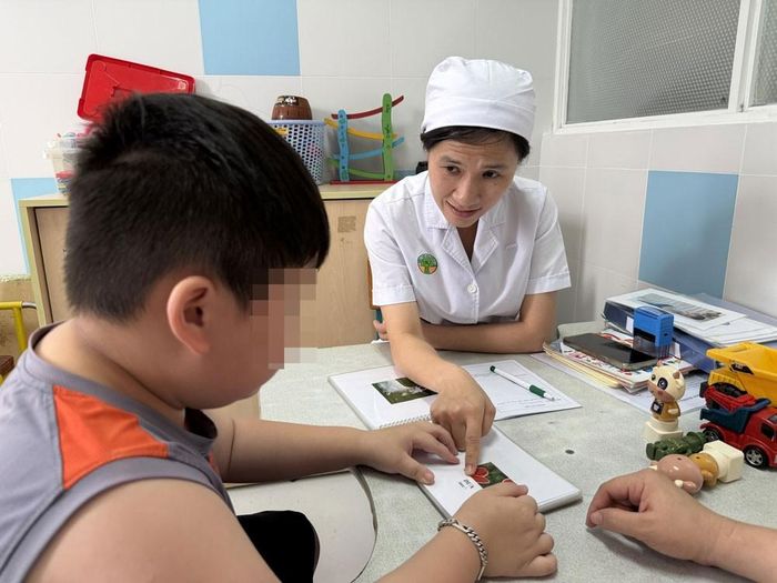 Bé B. đủ điều kiện đi học lớp 1 sau thời gian trị liệu bền bỉ. Ảnh: Thanh Huyền