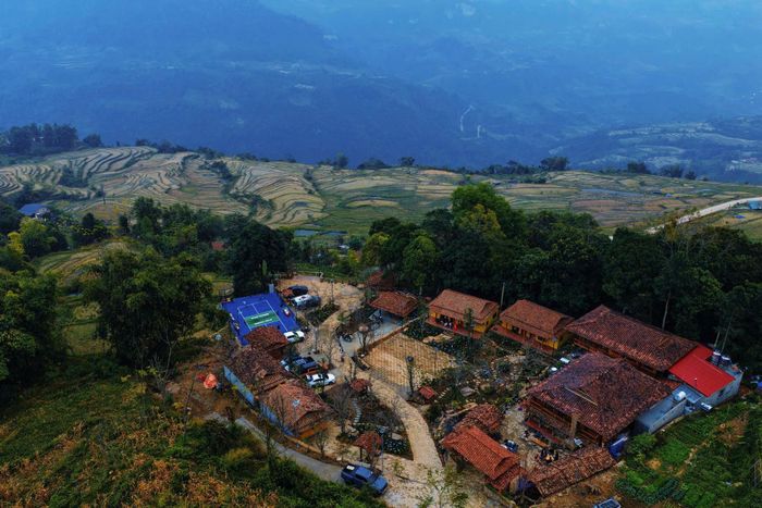 Thôn Khâu Tràng là nơi sinh sống của bà con Dao Tiền, lưu giữ những nếp nhà gỗ lợp mái âm dương truyền thống. Ảnh: Làng Đá Hồng Thái