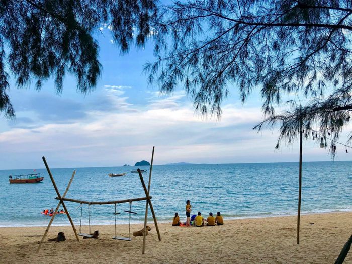 Bãi biển bình yên ở Cái Chiên. Ảnh: Thanh Tuyền