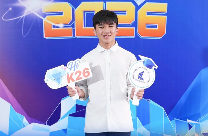 Võ Đăng Tuệ, cựu học sinh Trường THPT Chi Lăng (Gia Lai), thủ khoa tốt nghiệp THPT của tỉnh và thủ khoa khối A00 toàn tỉnh.Đăng Tuệ sở hữu loạt thành tích nổi bật về công nghệ, sáng tạo và trí tuệ nhân tạo: Giải Khuyến khích Lập trình Drone quốc tế tại Hàn Quốc; Huy chương Vàng và Bạc Olympic Phát minh và Sáng tạo thế giới (WICO); Huy chương Vàng và ngôi Á quân Youth Tech Asia Challenge 2025; Giải Amaze Award tại IDE Series ở Singapore; Giải Ba Olympic Trí tuệ nhân tạo toàn quốc 2025. Đăng Tuệ là tân sinh viên ngành Khoa học máy tính - chương trình tiên tiến.