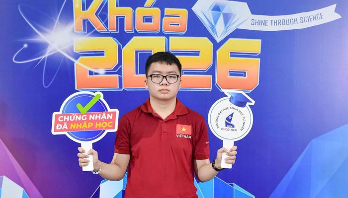 Trần Đại Thành Danh – Huy chương Bạc Olympic Toán học Quốc tế 2026. Trần Đại Thành Danh là một trong những gương mặt nổi bật của khóa tuyển sinh 2026 Trường ĐH Khoa học Tự nhiên. Danh giành Huy chương Bạc Olympic Toán học Quốc tế (IMO) 2026, Huy chương Vàng Olympic Toán học châu Á – Thái Bình Dương 2026 và hai năm liên tiếp đoạt giải Nhất học sinh giỏi quốc gia môn Toán. Thành Danh được tuyển thẳng vào Khoa Toán - Tin học.