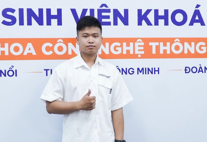 Trần Tiến Đạt, thủ khoa Kỳ thi Đánh giá năng lực ĐH Quốc gia TPHCM năm 2026. Trần Tiến Đạt đạt 1.139/1.200 điểm tại Kỳ thi Đánh giá năng lực đợt 2 năm 2026, trở thành thủ khoa của kỳ thi và là thí sinh đạt mức điểm cao nhất trong lịch sử kỳ thi. Tiến Đạt đã trúng tuyển ngành Khoa học máy tính - chương trình tiên tiến.