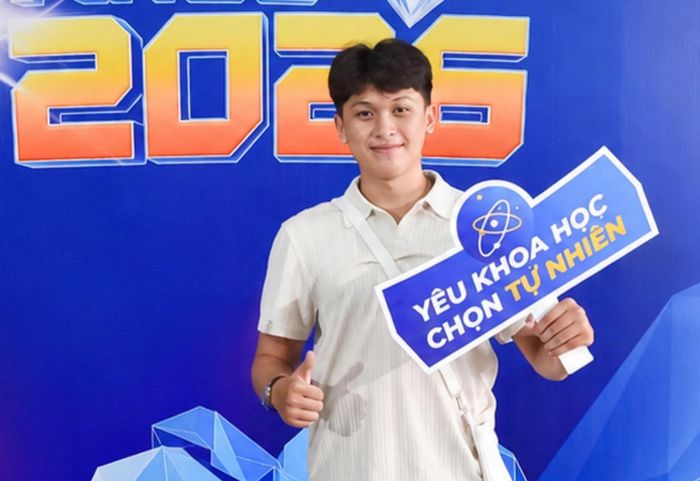 Huỳnh Nghĩa Nhân, cựu học sinh Trường THPT chuyên Thoại Ngọc Hầu (An Giang), thủ khoa Kỳ thi tốt nghiệp THPT 2026 của tỉnh ở tổ hợp A00. Năm 2025, Nghĩa Nhân giành giải Nhì học sinh giỏi cấp tỉnh môn Toán. Nghĩa Nhân là tân sinh viên ngành Khoa học máy tính - chương trình tiên tiến.