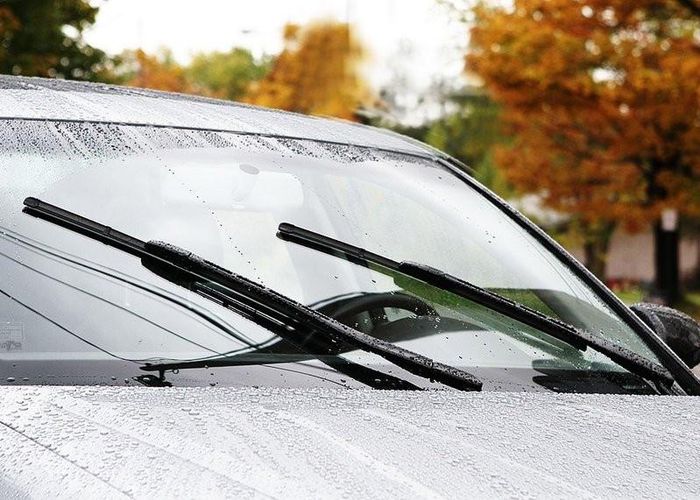 Gạt mưa trên kính ô tô là bộ phận không thể thiếu khi lái xe dưới trời mưa bão. Ảnh: Car and Driver