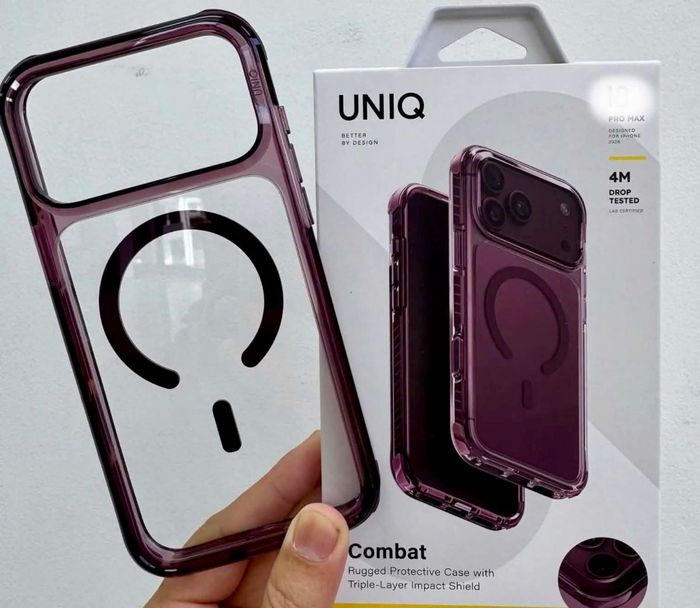Chiếc ốp lưng màu đỏ rượu vang, được xem là màu mới của iPhone sắp ra mắt. Ảnh: PQ