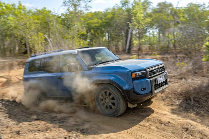 Đa số xe SUV khung gầm rời sẽ khó có thể cung cấp trải nghiệm êm ái và ổn định một cách tối đa. Ảnh: Toyota