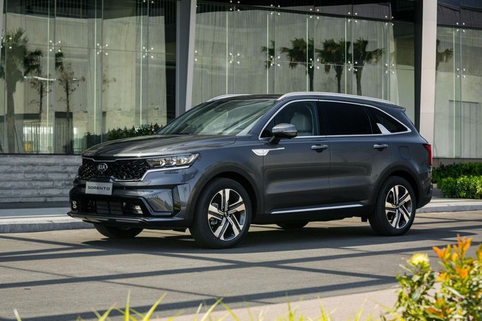 Cùng là SUV cỡ D nhưng xe dùng khung gầm rời luôn có cảm giác cồng kềnh hơn xe khung gầm liền khối. Ảnh: Ngô Minh, Thaco