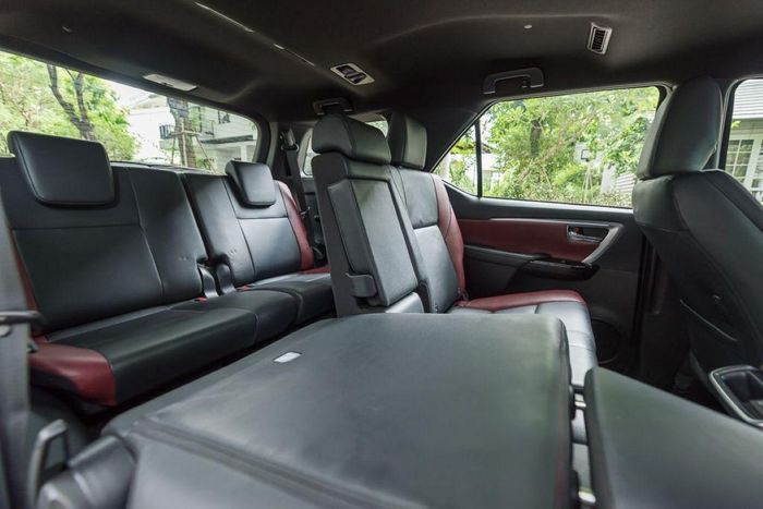 Tư thế "ngồi xổm" đặc trưng trên hàng ghế cuối của nhiều chiếc SUV khung gầm rời. Ảnh: DGX