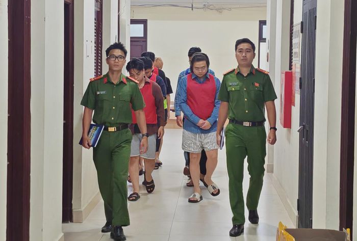 Các đối tượng được dẫn giải đến cơ quan công an. Ảnh: CACC