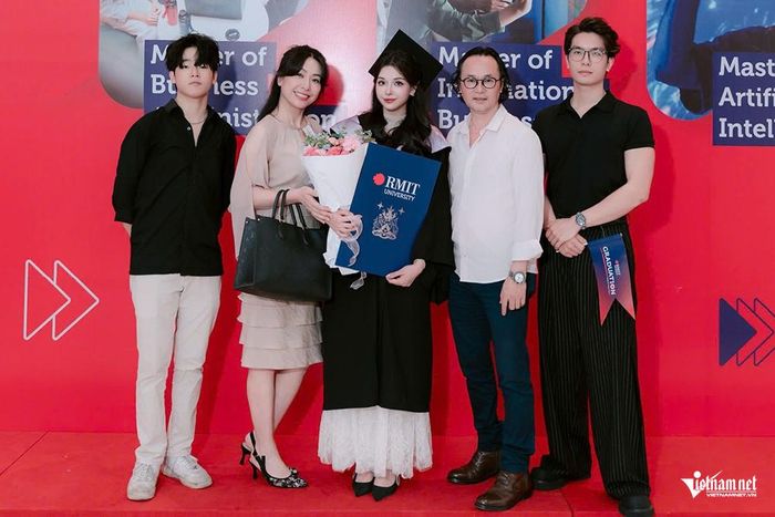 Gia đình bên Hạ Phương ngày tốt nghiệp.