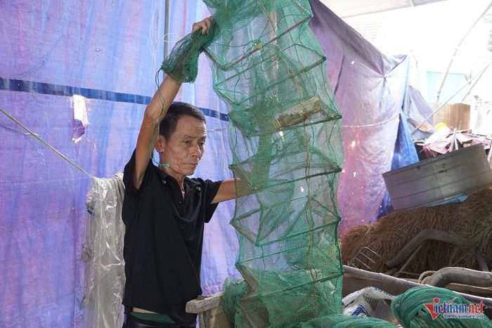 Mắc bệnh phổi tắc nghẽn mãn tính nhiều năm, ông Ký từ chối nhập viện điều trị, dành tiền cho con nhập học.