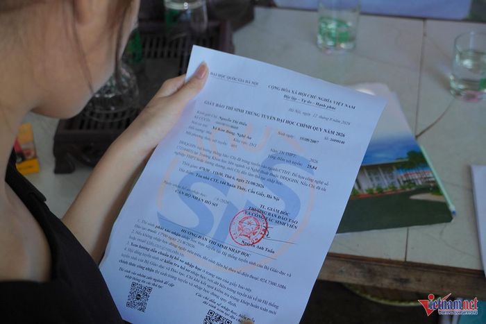 Hiền nhận thông báo trúng tuyển Trường Khoa học liên ngành và Nghệ thuật (Đại học Quốc gia Hà Nội) với 25,84 điểm khối H00.