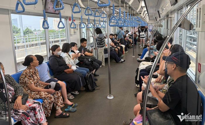 Người dân được đi miến phí vé metro Bến Thành - Suối Tiên ngày 2/9. Ảnh: TK