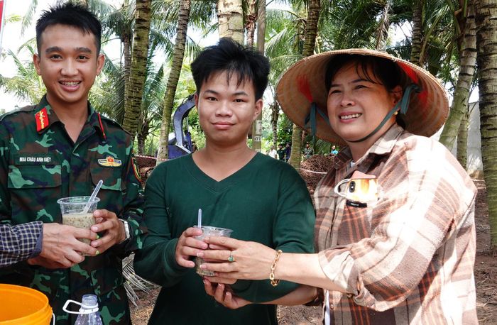 Bà Lê Thị Ngân Hà (bìa phải) là người cung cấp thông tin về khả năng còn hài cốt liệt sĩ tại khu vực Nghĩa trang Cả Cái cũ. Ảnh: Linh Thanh