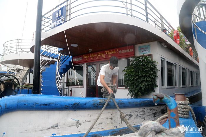 Anh Trần Văn Dũng gia cố tàu thêm chắc chắn, tránh thiệt hại do bão số 4. Ảnh: Phạm Công