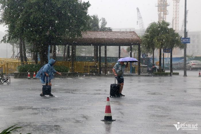 Nhiều khách du lịch di chuyển vào đất liền. Ảnh: Phạm Công