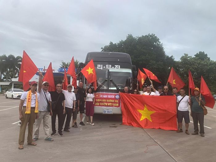 Anh Thắng (áo hồng, ảnh trái) cùng đoàn cổ động viên thuê xe 45 chỗ di chuyển bằng đường bộ từ Ninh Bình sang Bangkok (Thái Lan) để cổ vũ đội tuyển Việt Nam