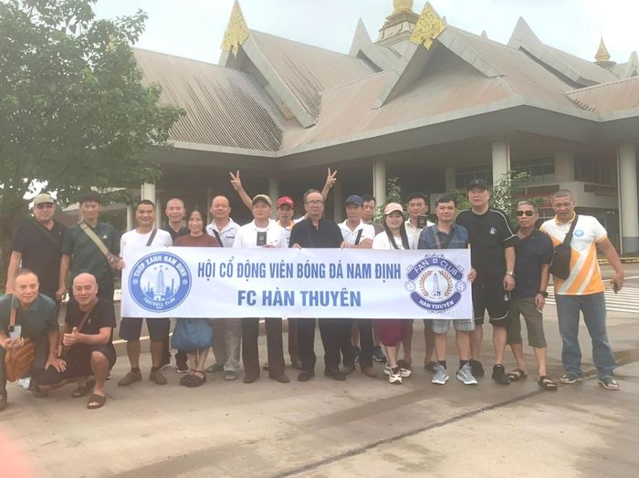 Đoàn cổ động viên hào hứng suốt chuyến đi, mong tiếp lửa cho tuyển Việt Nam dành chiến thắng trên sân khách
